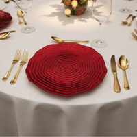 Assiette de présentation en plastique de 13 pouces à bord ondulé irrégulier, texturée et décorative, pour la mise en table de mariage et de fête