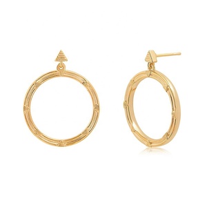 Pendientes de aro grandes populares chapados en oro 18K simples con latón - Product Image 1
