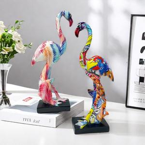 Figurine sculptée artistique en résine époxy Flamingo Graffiti, Art populaire moderne européen et américain, pour la maison, l'entrée et le bureau - Product Image 2