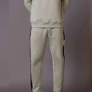 ชุดวอร์มผู้ชายคุณภาพสูงจากผู้ผลิต พร้อมปักโลโก้ตามสั่ง ชุดเซ็ตเสื้อและกางเกง ผ้าโพลีเอสเตอร์ 100% ดีไซน์ลำลองสำหรับฤดูหนาว - Product Image 2