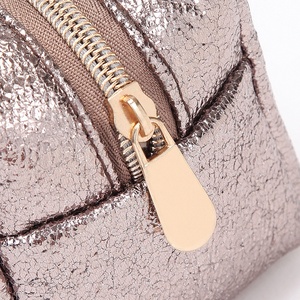 Bolsa de cosméticos de PU metálica martillada de alta calidad, bolsa de maquillaje con logotipo en relieve de 8 pulgadas de cuero PU - Product Image 4
