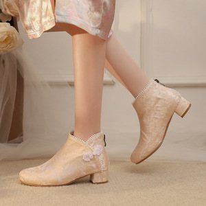 Botas de tacón cuadrado con lazo rojo 2026: Novedad para atuendos femeninos tradicionales y ocasiones de ceremonia de boda. Botas de moda. - Product Image 2