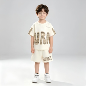 Completo Estivo Tre Pezzi su Misura per Ragazzi, Stile Gentiluomo, Tessuto in Misto Cotone, Laccetto Posteriore con Logo del Marchio - Product Image 1