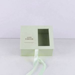 Juego de Regalo 2024 4 en 1 con Caja de Cartón y Botella de Flores Preservadas, Hecho a Mano, de Lujo y Personalizado, para Maestros, Día de la Madre y San Valentín - Product Image 4