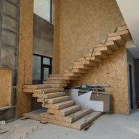 Design d'escalier extérieur / Escalier flottant en bois pour l'extérieur / Escalier superposé en marbre, carrelage céramique, garde-corps en verre, moderne et durable