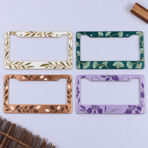 กรอบป้าย<span class=keywords><strong>ทะเบียน</strong></span><span class=keywords><strong>รถ</strong></span>ยนต์โลหะแบบกำหนดเองลายใบไม้ดอกไม้สไตล์อเมริกันสีเขียวม่วงทองแดงสำหรับขายส่ง - Product Image 1