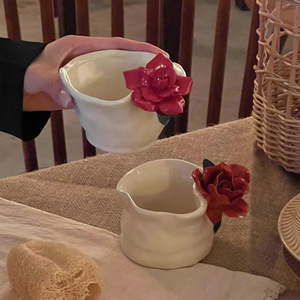 Taza de Café de Cerámica Hecha a Mano, Tridimensional, con Rosa <span class=keywords><strong>Roja</strong></span> Pintada a Mano, Color Subesmaltado, Diseño Retro de Lujo Ligero, para Oficina o Cafetería - Product Image 1