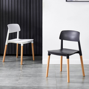 Chaises empilables en plastique style nordique pour café, avec pieds en bois – Offre spéciale fabricants - Product Image 1