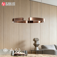 Lustre moderne en forme de C doré, construction en acier inoxydable, éclairage LED, hauteur réglable, télécommande, utilisation en chambre à coucher