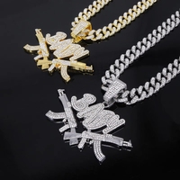Pendentif Lettre BABY et Pistolets Croisés AK Iced Out avec Chaîne Maille Cubaine en Alliage de Zinc Plaqué Or 14K, Collier Statement Hip Hop, Cadeau