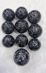 Esfera de Cristal de Gabbro Índigo Natural de Alta Demanda con Base para Sanación Energética, Meditación y Piedra de Intuición en Venta - Product Image 5