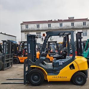 Chariot élévateur diesel Komatsu FD25 de 2,5 tonnes d'occasion en bon état avec pneus pleins, composants essentiels fiables - Boîte de vitesses, pompe, moteur - Product Image 3