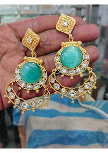 Elegantes Pendientes Chandbali Chapados en Oro con Diseño de Piedras Incrustadas y Detalles Intrincados de Kundan para Bodas, Fiestas y Eventos Festivos - Product Image 2