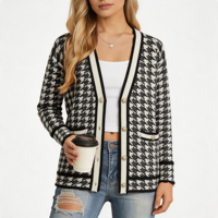 Cárdigan de punto estilo tweed con cuello en V para mujer, suéter con estampado de pata de gallo en blanco y negro, ribete en contraste, botones metálicos dorados y bolsillos de parche.