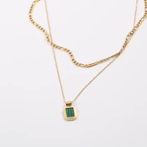 महिलाओं के लिए सुंदर गोल्ड स्टेनलेस स्टील टार्निश फ्री डबल लेयर स्क्वायर मैलाकाइट टैग पेंडेंट कॉलर फिगारो लिंक चेन नेकलेस - Product Image 4