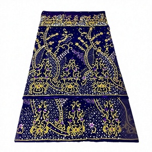 Tela de Terciopelo de Alta Calidad con Cuentas Bordadas, Bordado Intrincado, Decoración con Pedrería, Ecológica, Elegante y Tradicional - Product Image 3
