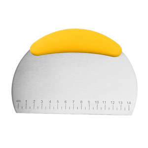 Cortador de pan de Pizza multifuncional semicircular, raspador de masa de acero inoxidable con báscula, suministros esenciales para hornear - Product Image 1