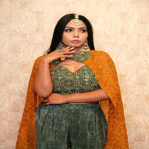 Elegante conjunto indio de top y pantalón gharara con dupatta, largo hasta el suelo, corte holgado, ropa étnica para boda, estampado digital verde y naranja. - Product Image 1