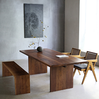 Ensemble de table à manger en noyer massif Wabi Sabi, table à plateau épais avec banc pour hôtel écologique
