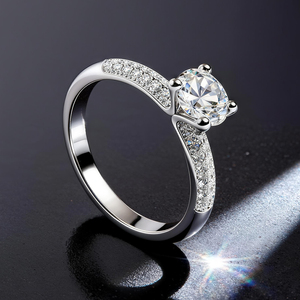 Anello di Fidanzamento Classico di Lusso con Sei Griffe in Argento Sterling con Moissanite da 1 Carato per Regalo alla Fidanzata - Product Image 2