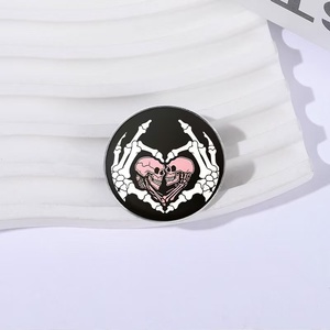 Grosir hati Punk hitam dengan Pin pedang lencana Enamel logam desain bahasa Inggris trendi - Product Image 4