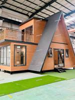 Maison modulaire préfabriquée à toit triangulaire avec terrasse, cabane en A imperméable et isolée thermiquement pour hôtel de glamping ou maison