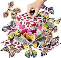 Boîte surprise à gâteau explosif blanc pour fête et anniversaire, en stock, avec fleurs et papillons volants