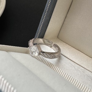 Bague en argent pur S925 avec un seul diamant, style de niche, bijoux de base avec sertissage, bague personnalisée avec pierre principale - Product Image 1