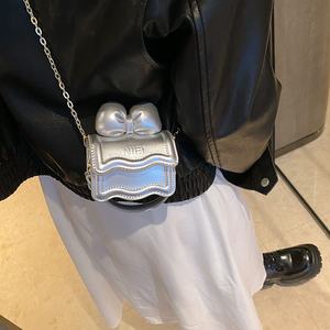 秋の新作 韓国版 ミニクロスボディ ショルダーバッグ レディース ガールズ向け PU素材 リボン チェーンデザイン スモール ファミリーバッグ - Product Image 3