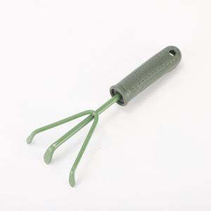 คราดสวนสีเขียว 3 ง่ามเหล็ก ด้ามจับตามหลักสรีรศาสตร์ สำหรับทำสวนและกิจกรรมชายหาด ใช้งานกลางแจ้ง - Product Image 1