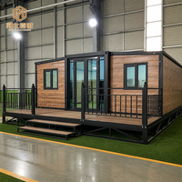 Maison préfabriquée mobile à toit en pente avec porche avant, garde-corps métallique et multiples fenêtres, idéale pour les parcs de vacances et les stations balnéaires – Vente directe usine