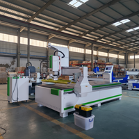 Machine de fraisage CNC industrielle 3 axes 1300*2500mm avec commande DSP, servomoteur, transmission à engrenage unique PLC pour le bois et le MDF