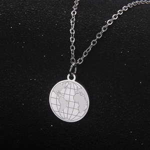 Mode 18k or <span class=keywords><strong>carte</strong></span> <span class=keywords><strong>du</strong></span> <span class=keywords><strong>monde</strong></span> gravé pièce disque pendentif collier Non ternir personnalisé gravure pièce collier pour femmes filles - Product Image 2