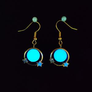 Boucles d'oreilles brillantes dans le noir, lune, étoiles et planètes, série galaxie, pour femmes - Product Image 1