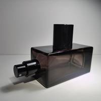Flacon de parfum cosmétique en verre noir 50 ml, design carré, bouchon de luxe, pulvérisateur à pompe, emballé, vide, pour Cologne homme, sérigraphié, givré
