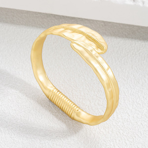 Bracelet manchette coeur rétro européen américain nouvelle conception de niche transfrontalière en couleur or bijoux de <span class=keywords><strong>mode</strong></span> en gros - Product Image 5