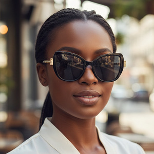 Nouvelles Lunettes de Soleil de Luxe pour Femmes 2026, Monture Large Diamantée, Style Œil de Chat Tendance et Élégant, Branches Métalliques de Haute Qualité avec Cristaux - Product Image 1