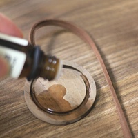 Diffuseur de parfum sans flamme en bois de noyer pour voiture, pendentif désodorisant, disques parfumés pour la maison et la garde-robe, personnalisable avec votre logo