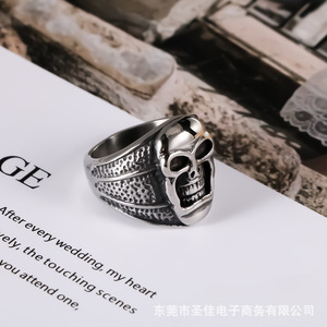 แหวนผู้ชายลายหัวกะโหลกสไตล์เรโทรพังก์ วัสดุไทเทเนียมสตีล รุ่น SA881 ของขวัญสำหรับโอกาสพิเศษ - Product Image 1