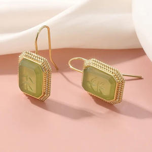 Orecchini a Perno E4538 in Oro con Design Floreale in Pietra Naturale, Montatura a Castone, Classici Unisex per Uso Quotidiano - Product Image 5