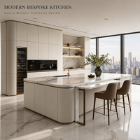 Meuble de cuisine moderne sur mesure, armoire modulaire sans poignée, design à panneaux plats avec éclairage LED pour projet de villa ou appartement
