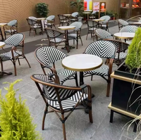 Ensemble de chaises et de tables de bistrot rétro français de haute qualité en aluminium et rotin pour l'extérieur, pour les cafés, les restaurants, les jardins