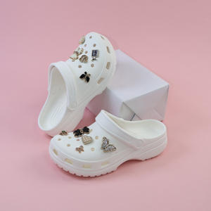 Sabots roses en strass pour femmes, chaussures décontractées d'été avec breloques décoratives, sandales légères en EVA pour la plage et l'extérieur - Product Image 3