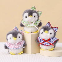 En gros, mini jouets en peluche doux, pendentif pingouin mignon avec bavoir, motif oiseau de dessin animé, personnalisable avec logo OEM, pour cadeau promotionnel