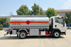 Camión Cisterna de Combustible CLW Nuevo 4x2, Tanque de 11000L, Transmisión Manual, Transportador de Productos Inflamables - Product Image 3
