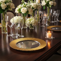 Assiette de présentation en verre martelé avec bordure dorée martelée à la main, sous-assiette en cristal prestigieuse pour la location d'événements haut de gamme et la décoration de fêtes