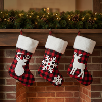Chaussettes de Noël en plaid rouge et noir, brodées de rennes, flocons de neige et élan, avec bordure en peluche et sérigraphiées