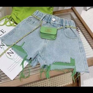 Nuovo Arrivo: Set di Abbigliamento per Bambine con T-shirt a Maniche Corte con Cuore Ricamato e <span class=keywords><strong>Pantaloncini</strong></span> Jeans Strappati, 2 Pezzi - Product Image 5