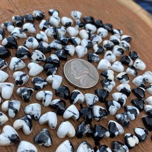 Cabujón de Corazón de Búfalo Natural Blanco y Negro de 8x8mm, Piedra Calibrada del Suroeste para Joyería, Anillos, Colgantes y Manualidades - Product Image 4