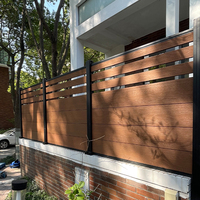 Bon marché, 10 pieds de haut, clôture et terrasse en bois composite, panneaux de clôture en plastique pour les États-Unis avec sculptures en aluminium